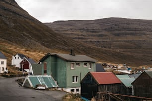 um grupo de casas sentadas à beira de uma estrada