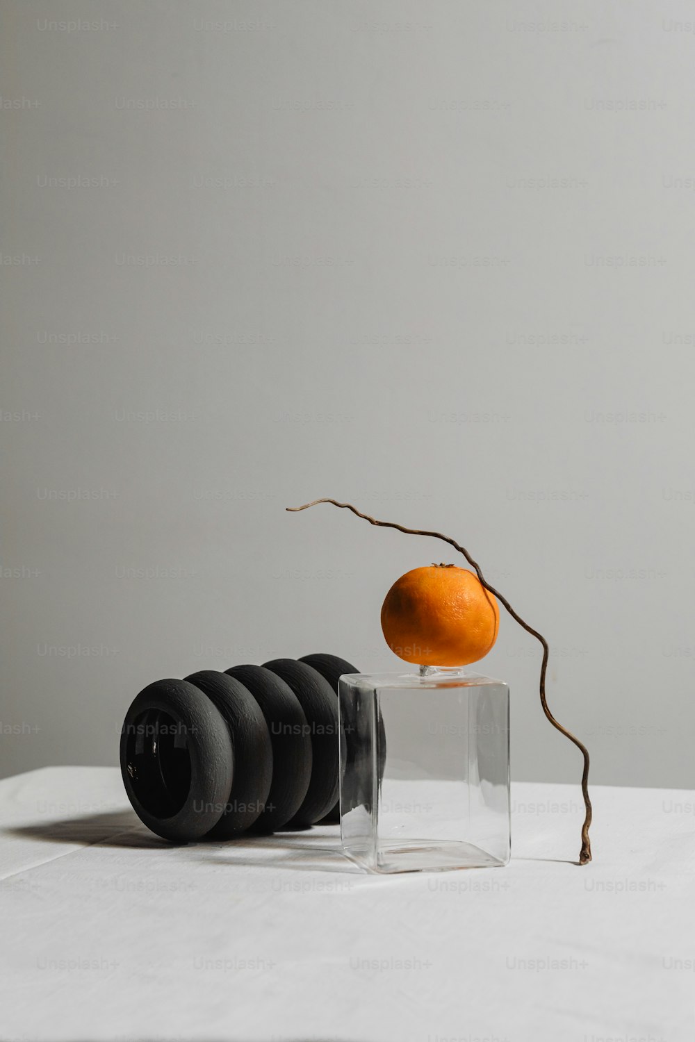 uma laranja sentada em cima de um bloco de vidro