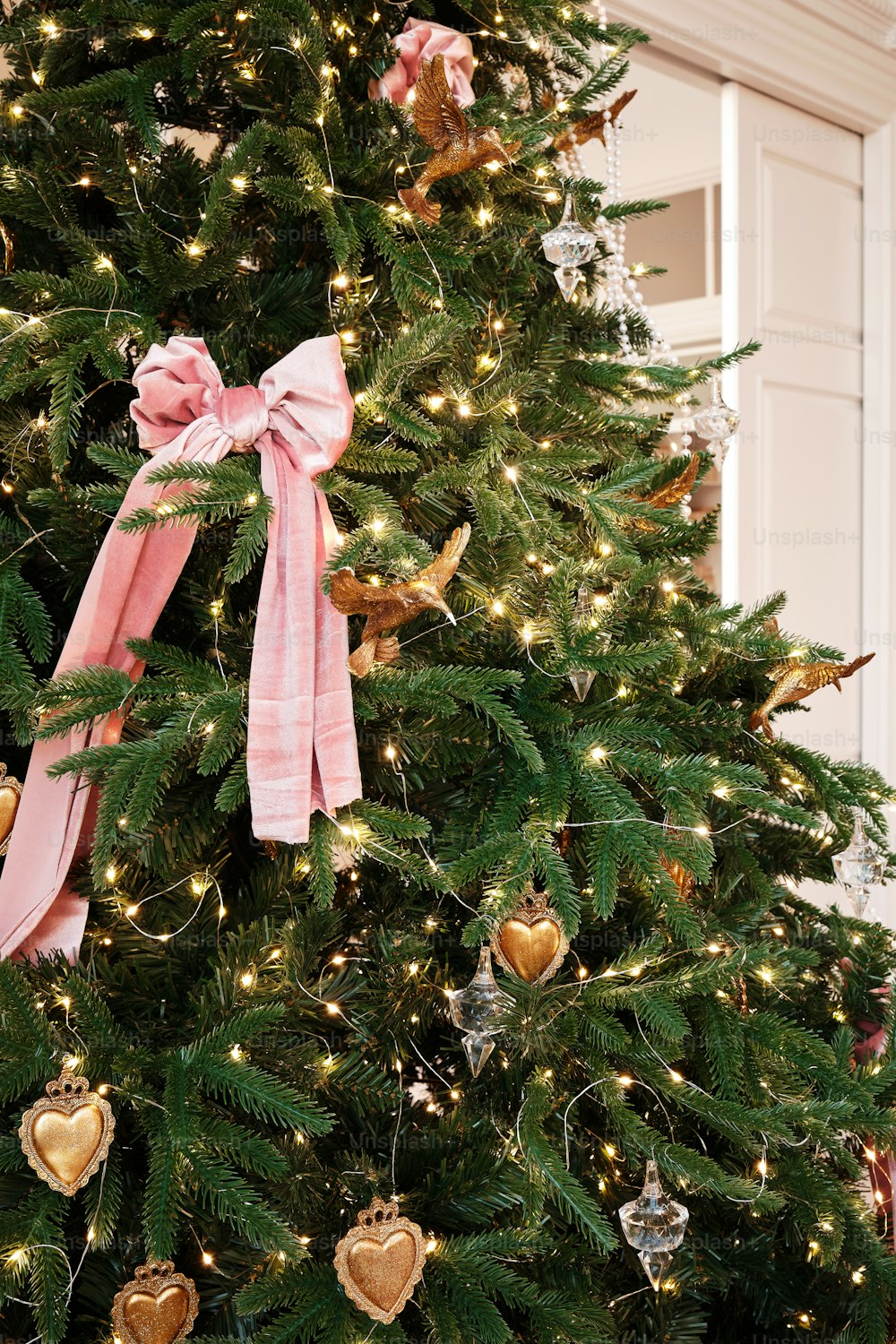 ピンクのリボンで飾られたクリスマスツリー