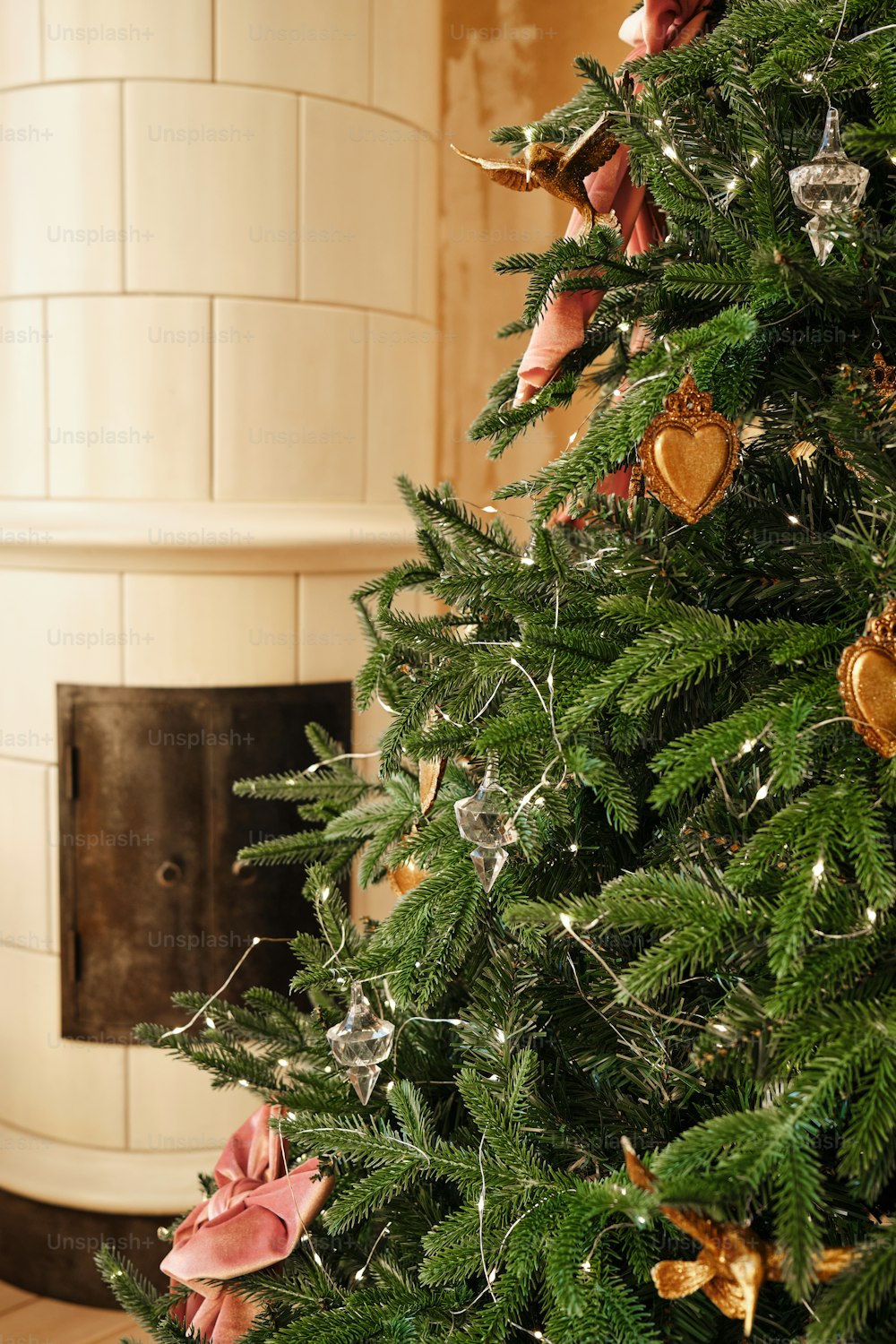 Ein geschmückter Weihnachtsbaum im Wohnzimmer
