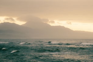 山を背景にした大きな水域