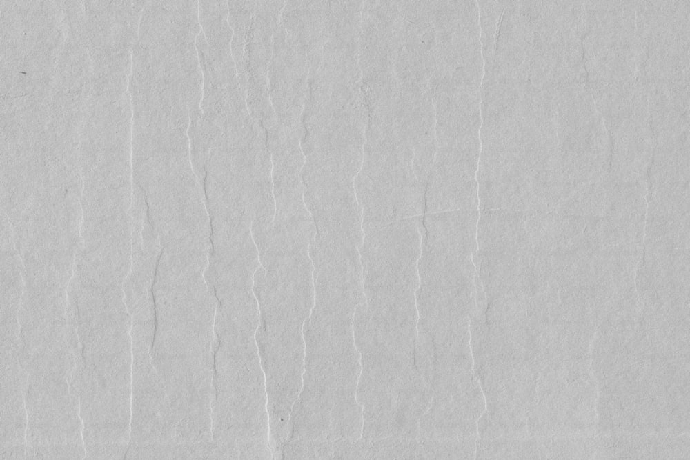 ein weißes Blatt Papier, das in zwei Hälften gerissen wurde