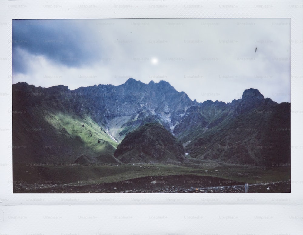 une photo d’une chaîne de montagnes prise du haut d’une colline