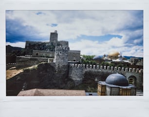 une image d’un château au sommet d’une colline