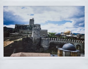 un'immagine di un castello in cima a una collina