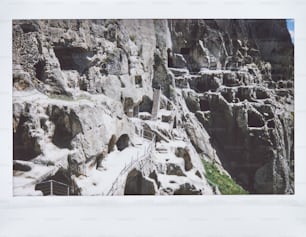 un groupe d’escaliers menant à une falaise