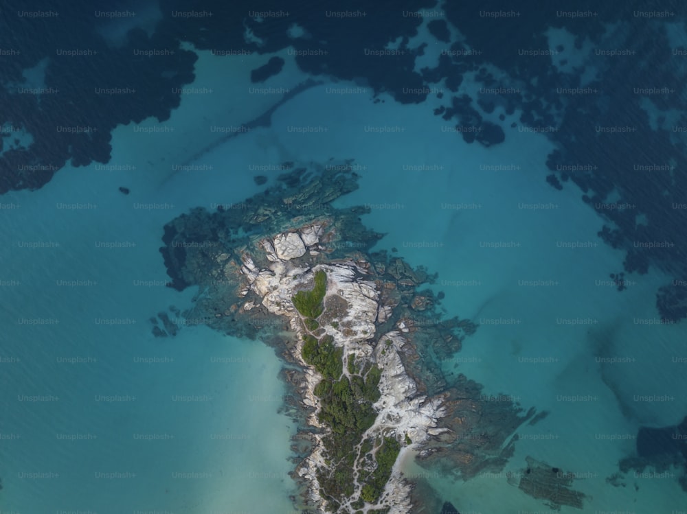 Una veduta aerea di un'isola nell'oceano