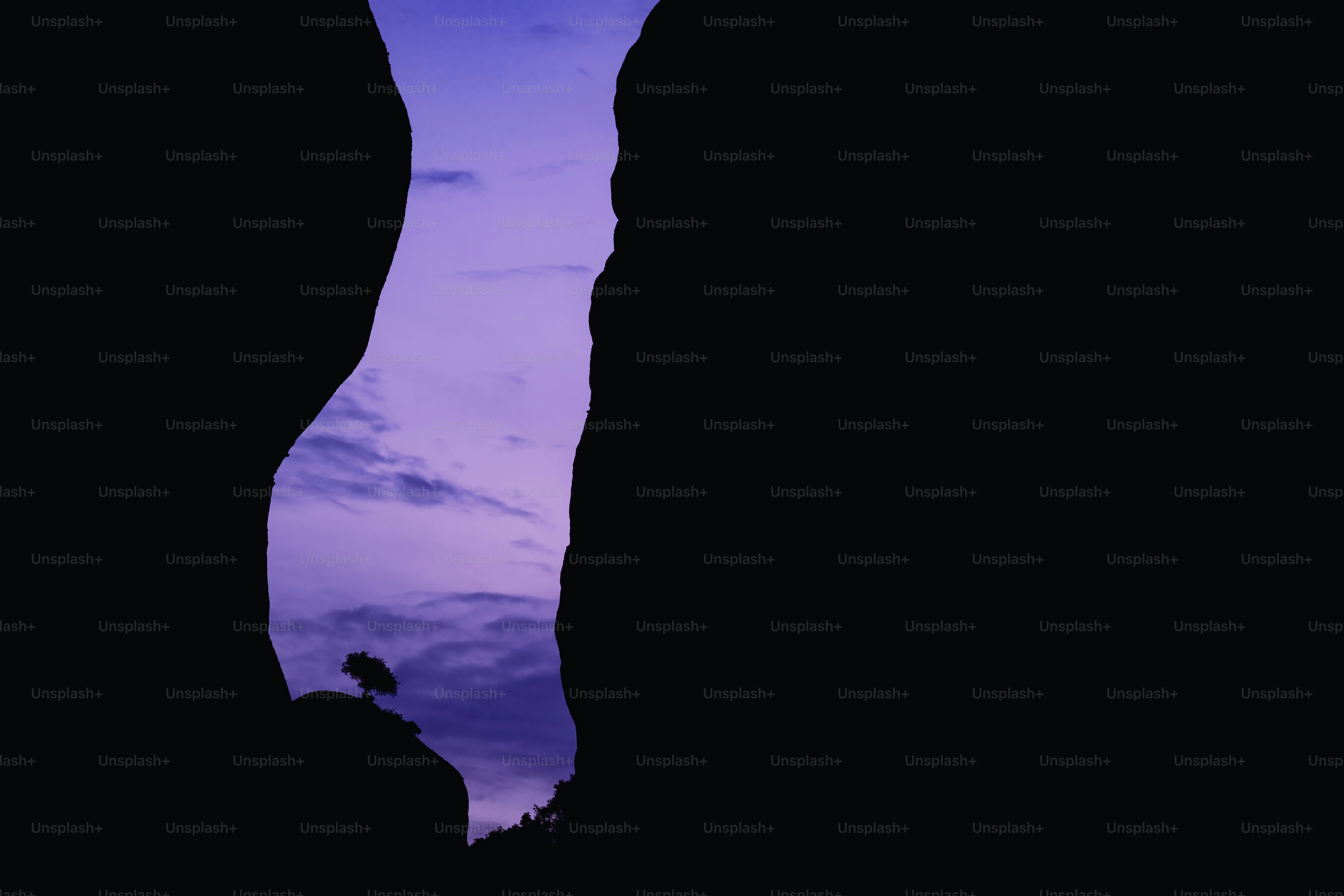 산 꼭대기에 서 있는 사람의 실루엣