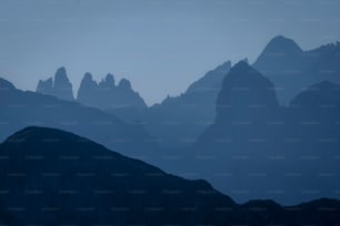 un grupo de montañas a lo lejos con un cielo azul
