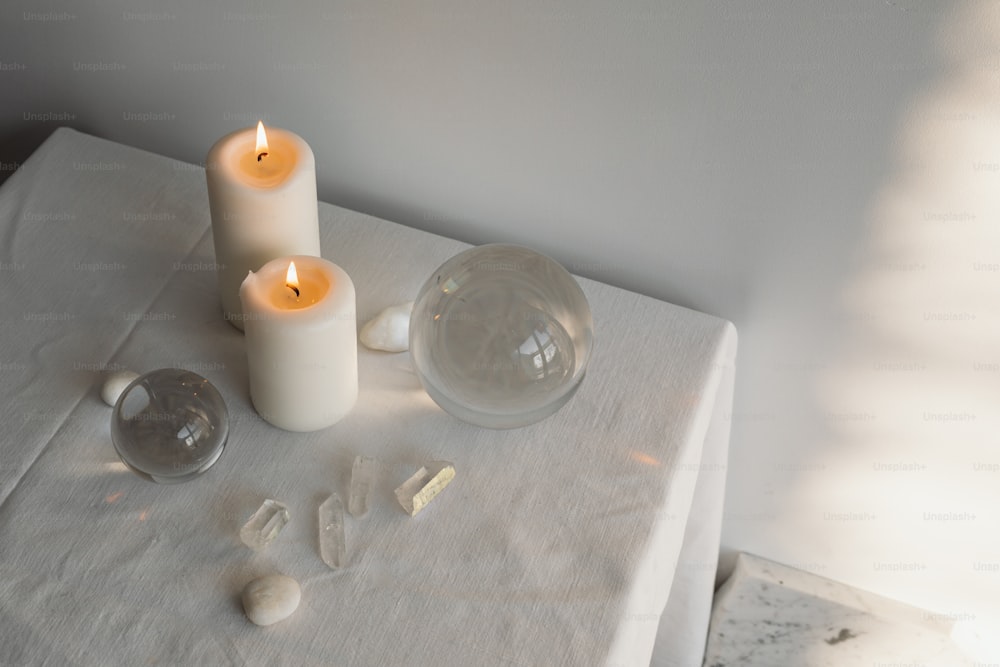 um par de velas sentadas em cima de uma mesa