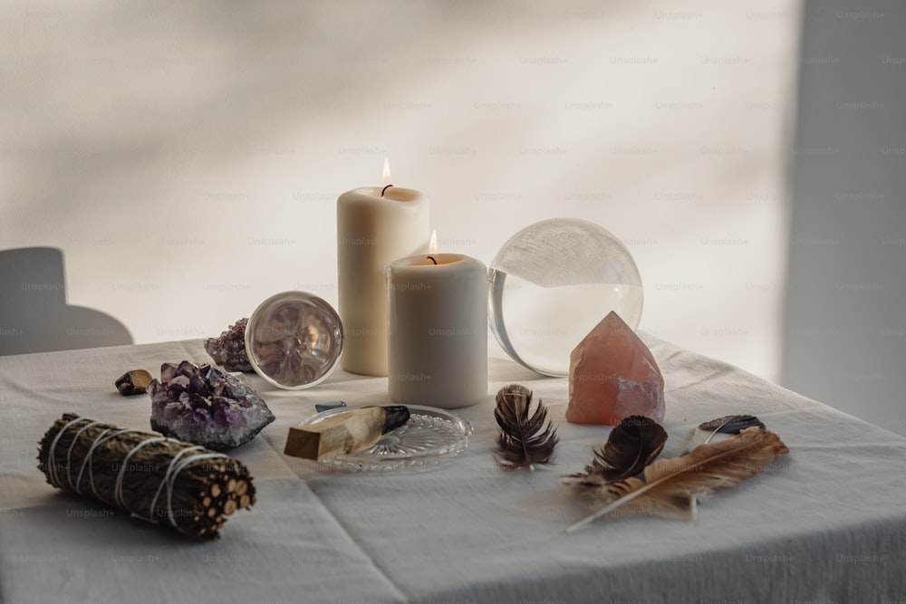 un tavolo sormontato da candele e altri oggetti