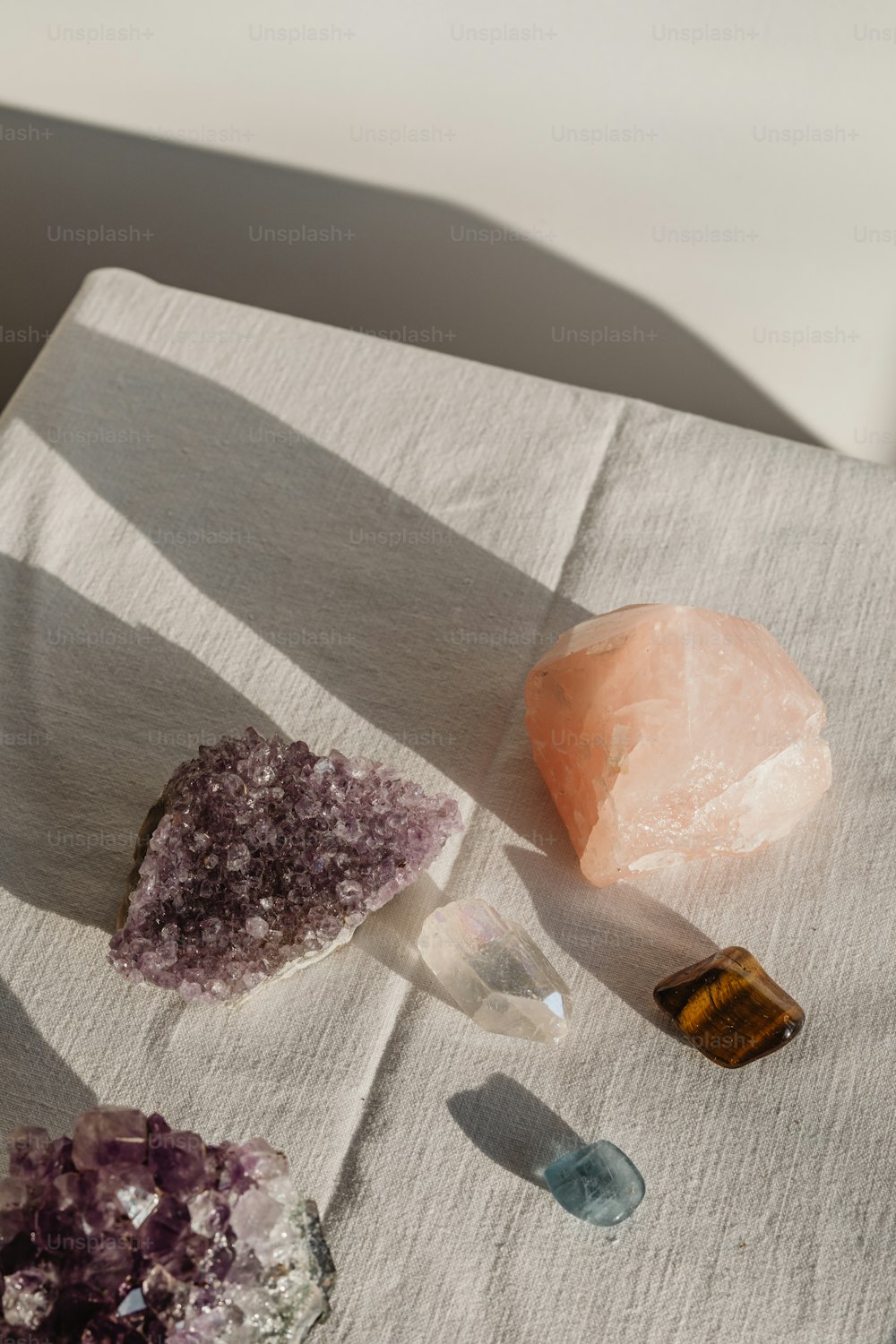un paio di rocce appoggiate su un tavolo