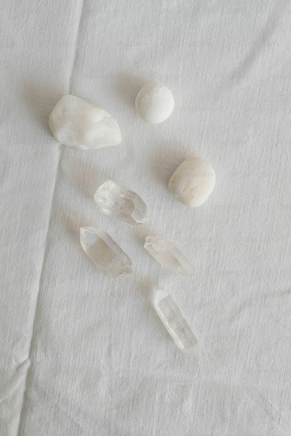 um grupo de pedras sentado em cima de um pano branco