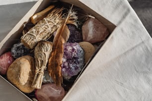 Eine Kiste gefüllt mit vielen verschiedenen Arten von Steinen