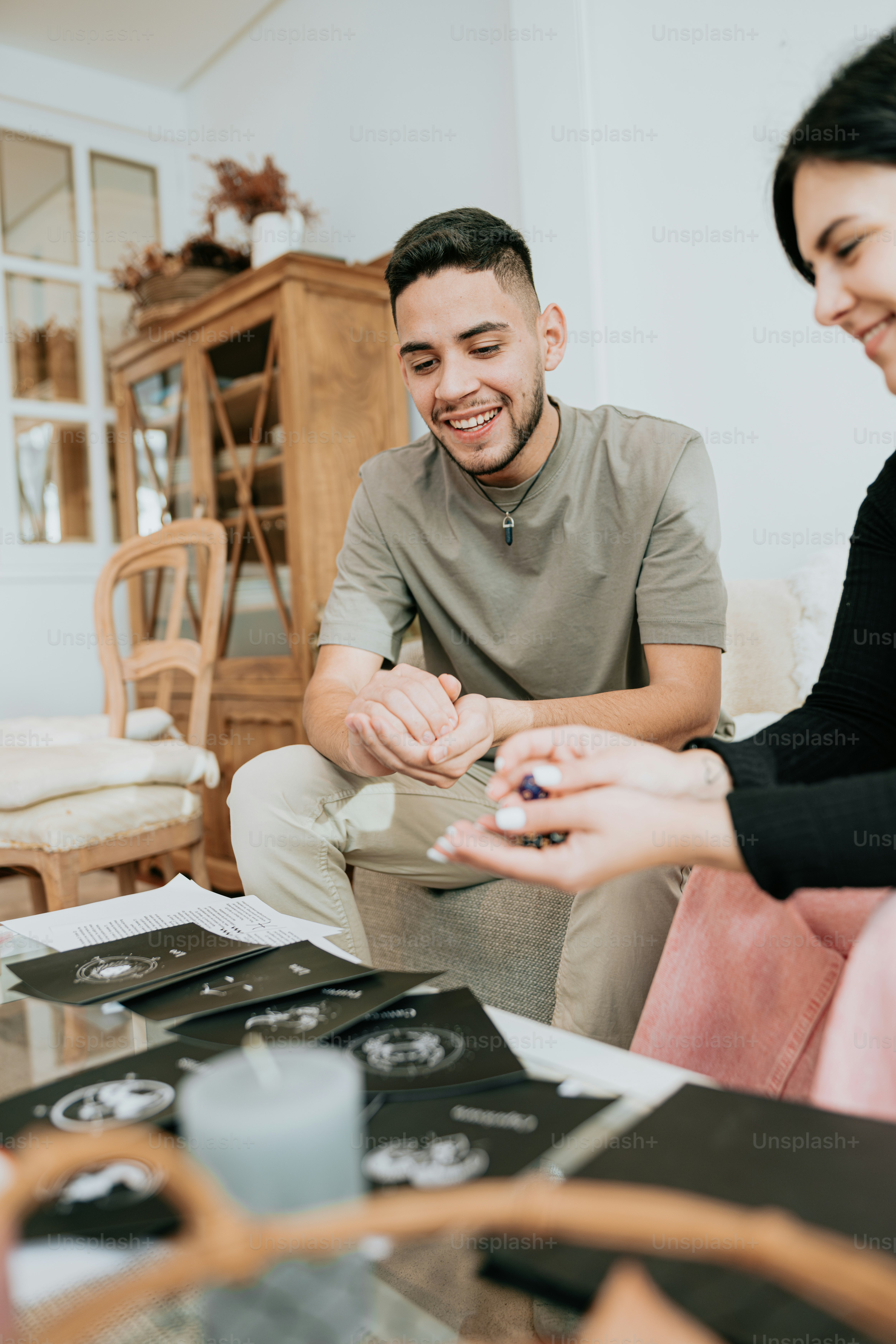 un homme et une femme assis sur un canapé