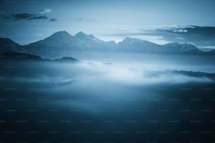 une vue sur une chaîne de montagnes couverte de brouillard