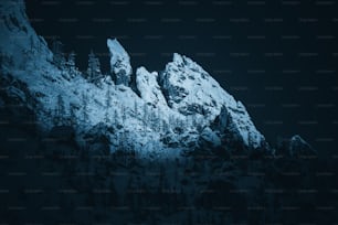 una montagna coperta di neve di notte
