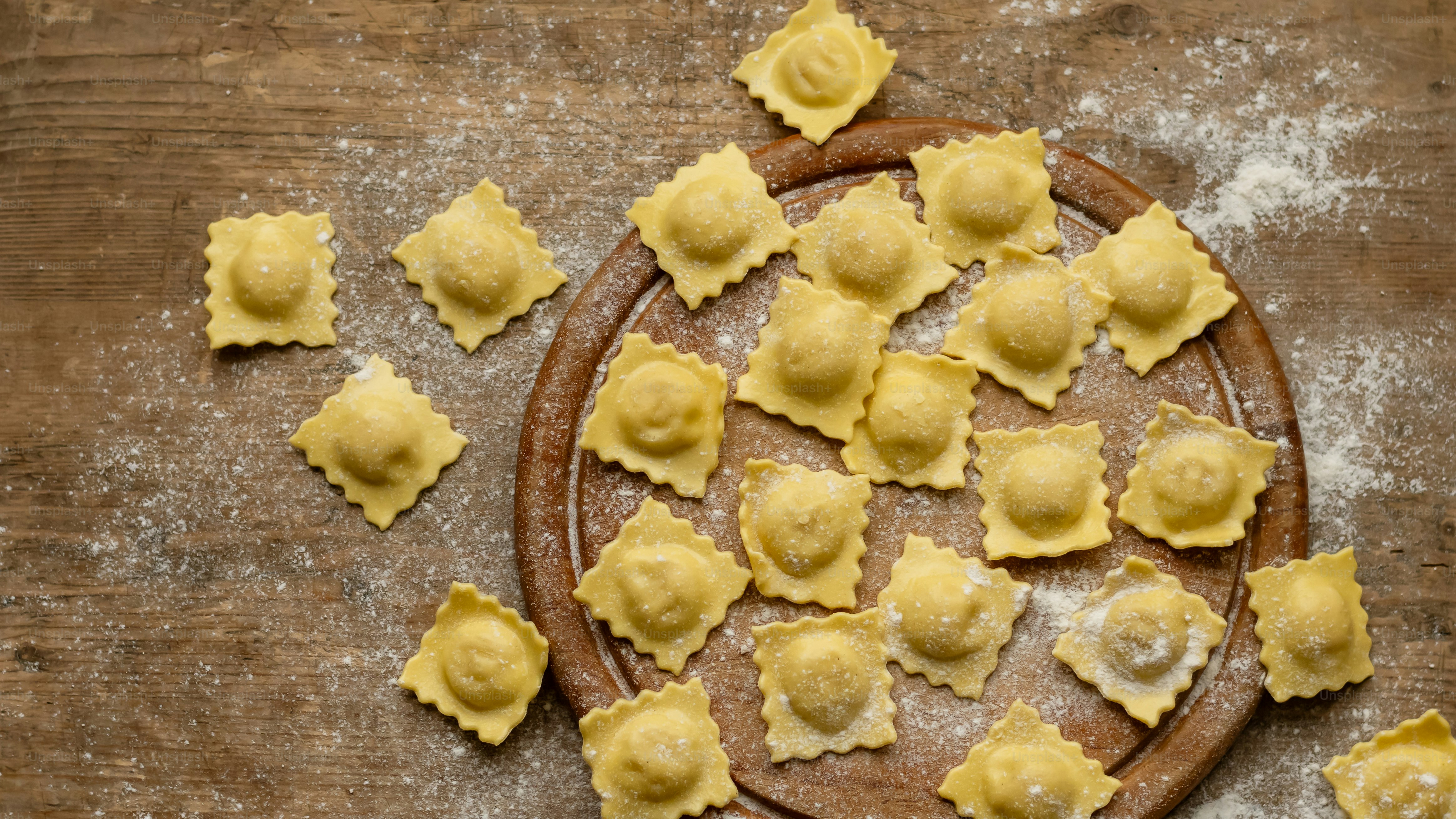 Ein Teller Ravioli auf einem Holztisch