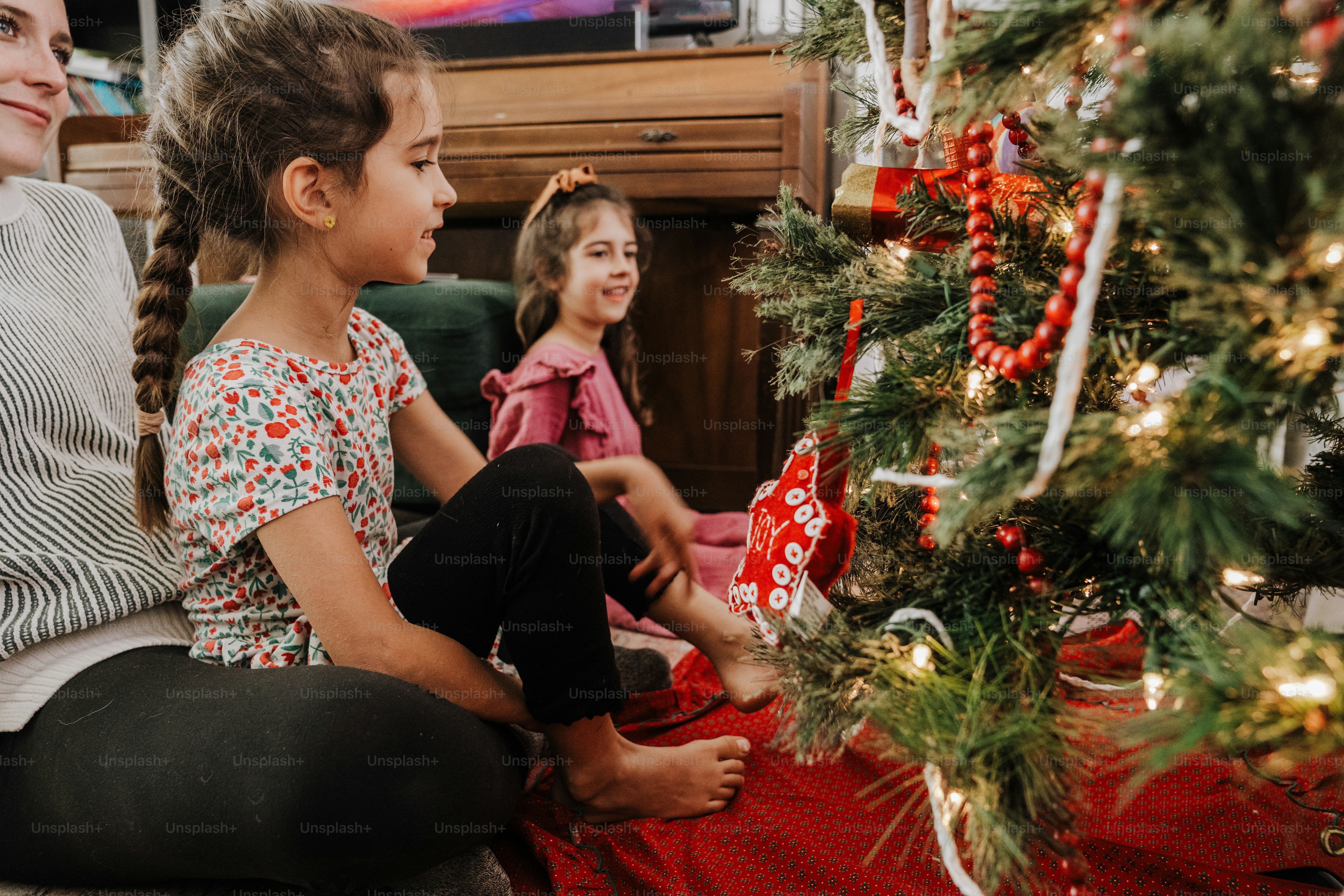 Le lettere sull'albero significano buon Natale. Bambini allegri che si  divertono e saltano sul letto con sfondo decorativo per le vacanze. foto –  Immagine di Natale su Unsplash, image size:3000x2000