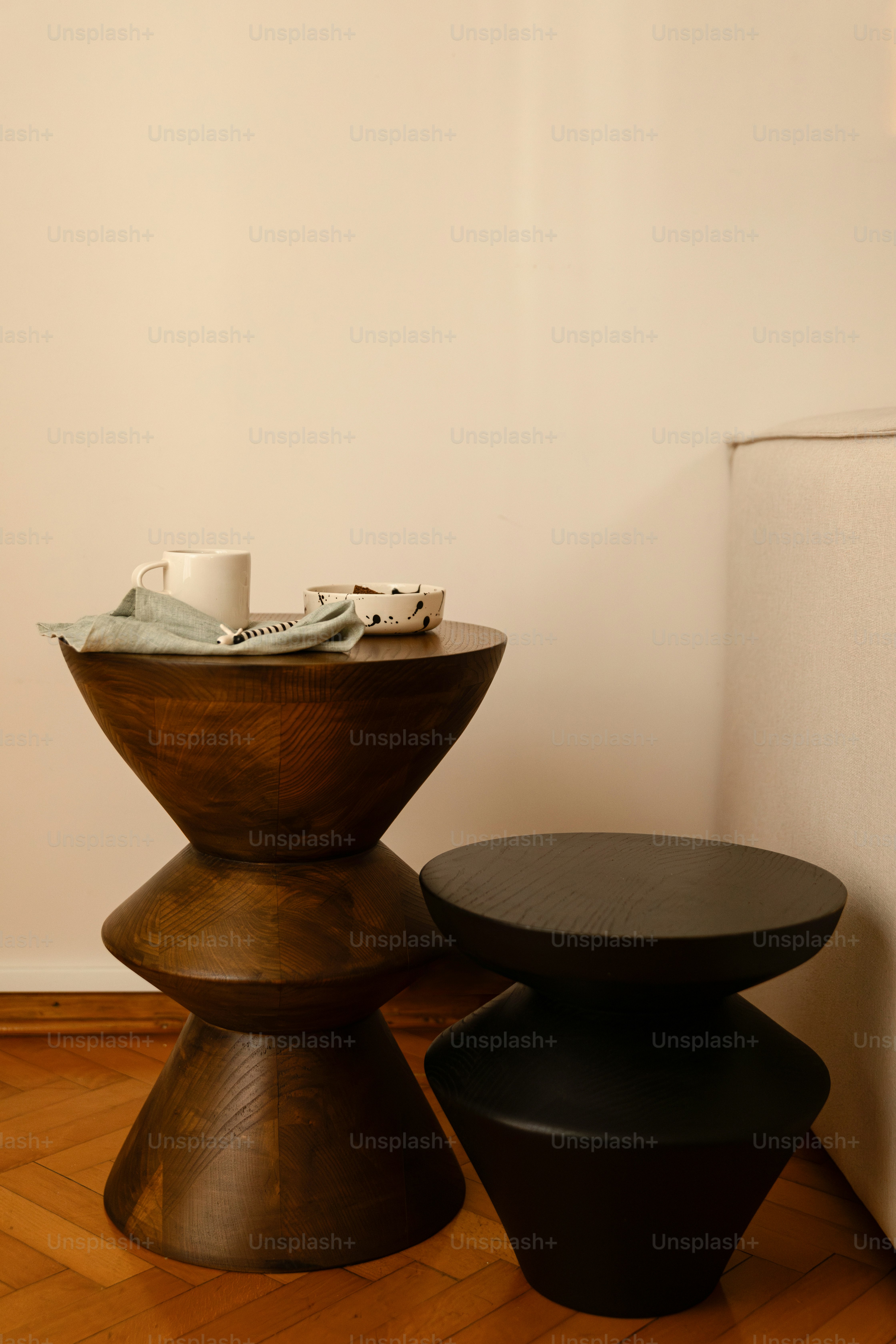 uma mesa de madeira sentada em cima de um piso de madeira dura