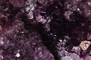 Eine Nahaufnahme eines Haufens lila Felsen