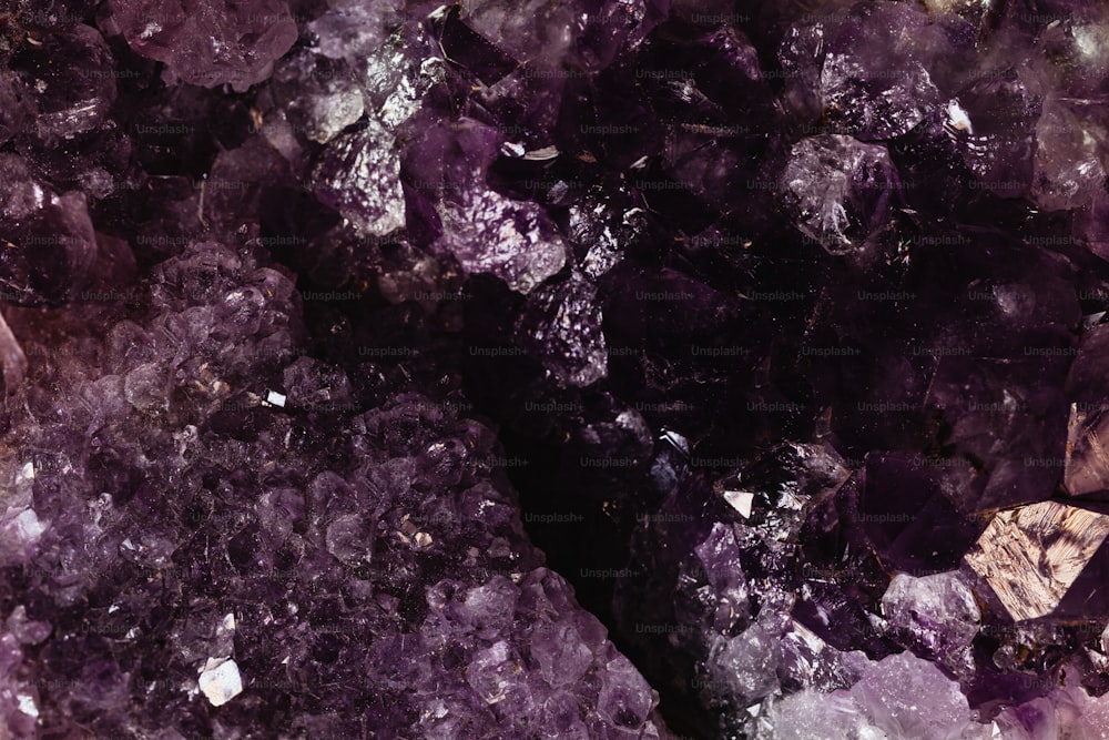 um close up de um monte de rochas roxas