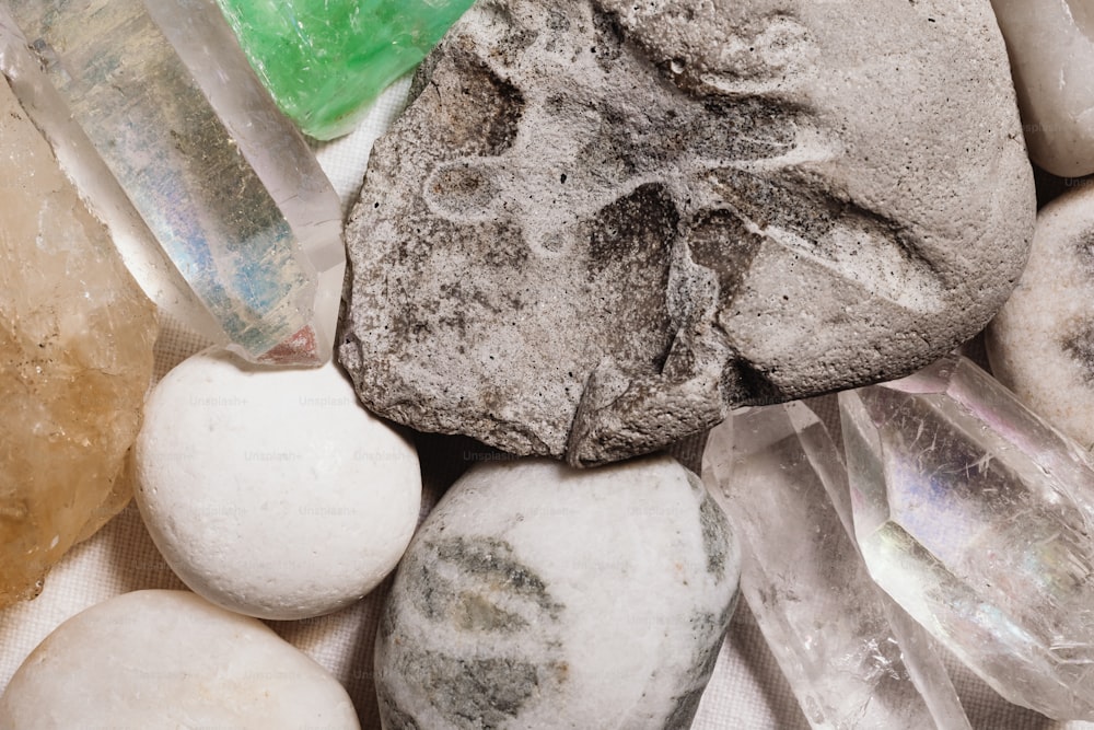uma pilha de rochas e outras rochas com rochas de cores diferentes