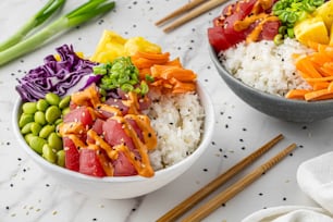 un tazón de arroz, carne y verduras con palillos
