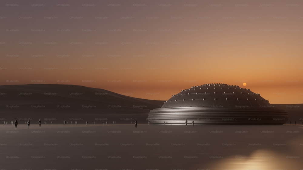 une grande structure en forme de dôme posée au sommet d’une plage de sable