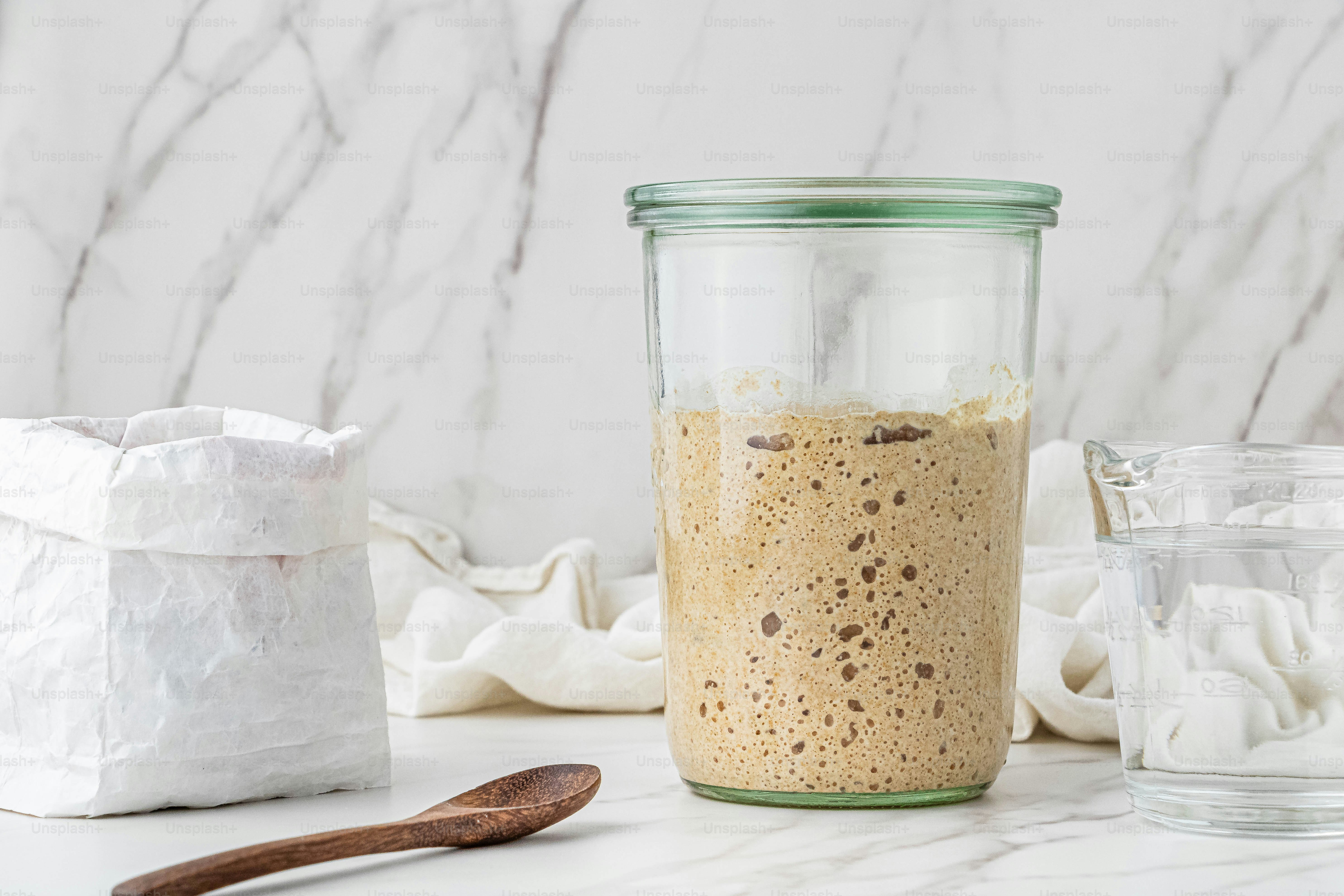 オートミールが入ったガラス瓶と木のスプーン