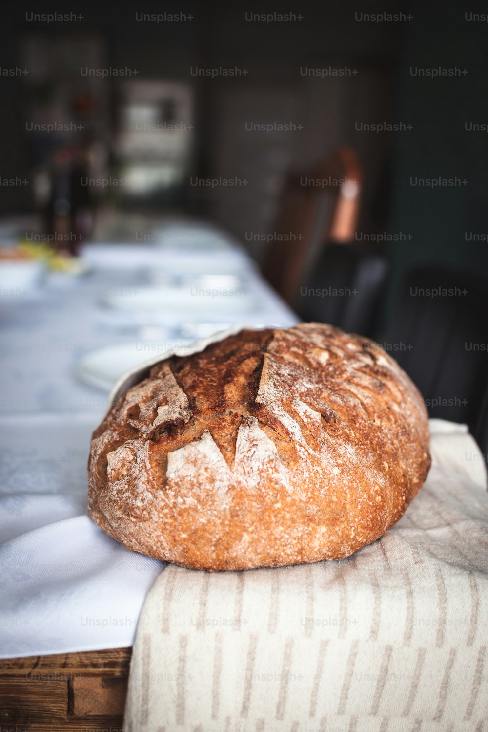 una pagnotta di pane seduta sopra un tavolo