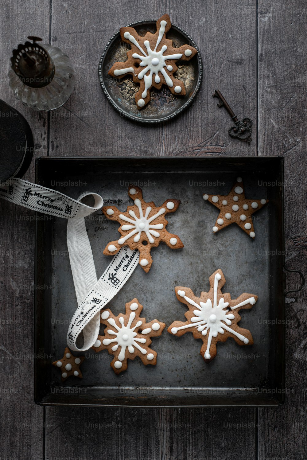 uma bandeja de biscoitos decorada com glacê branco e marrom