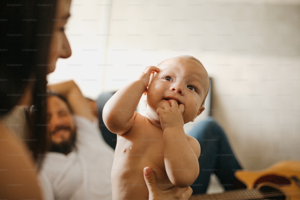 una mujer sosteniendo a un bebé frente a su cara