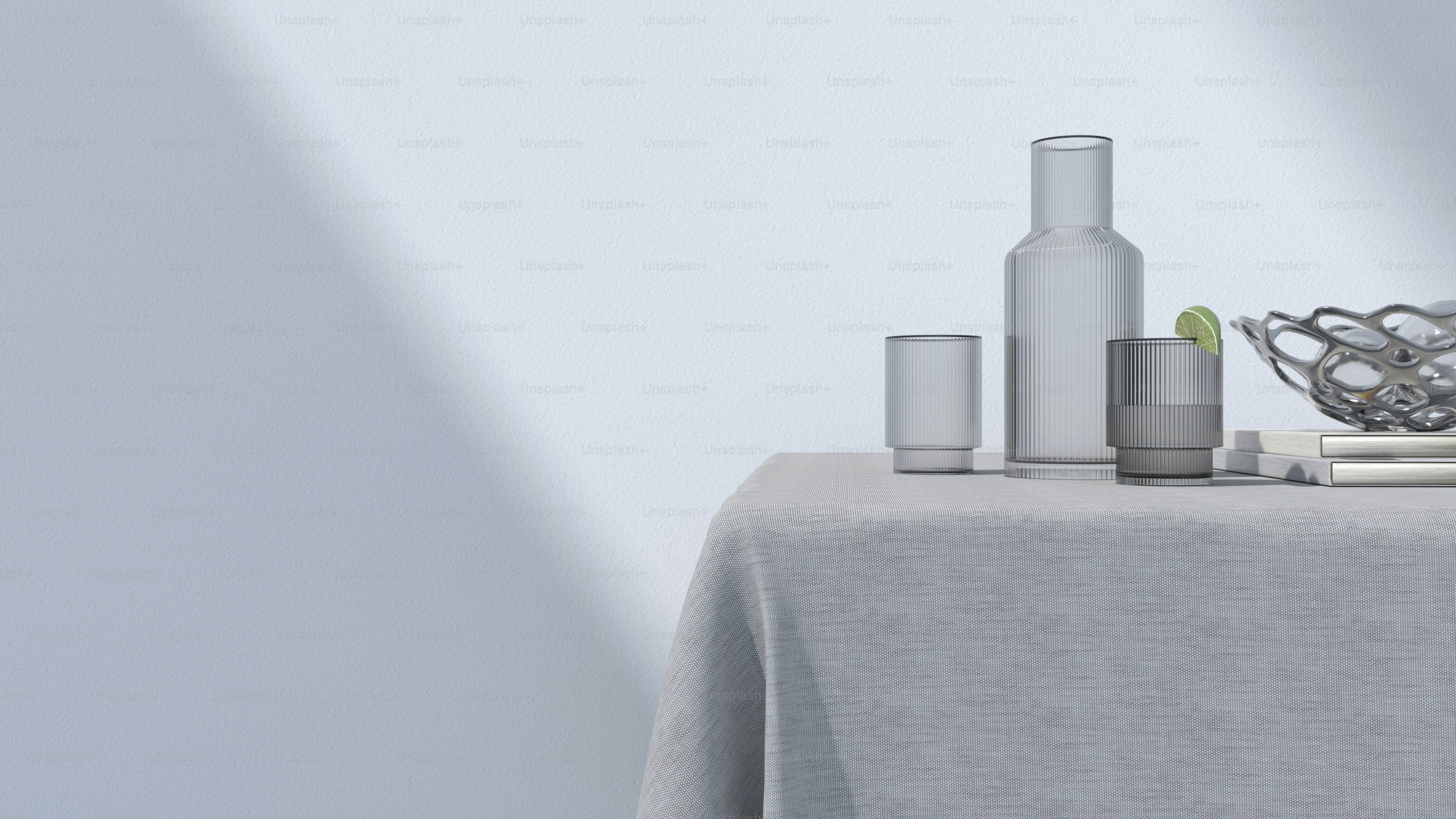 ein Tisch mit einer Flasche Flüssigkeit und Gläsern
