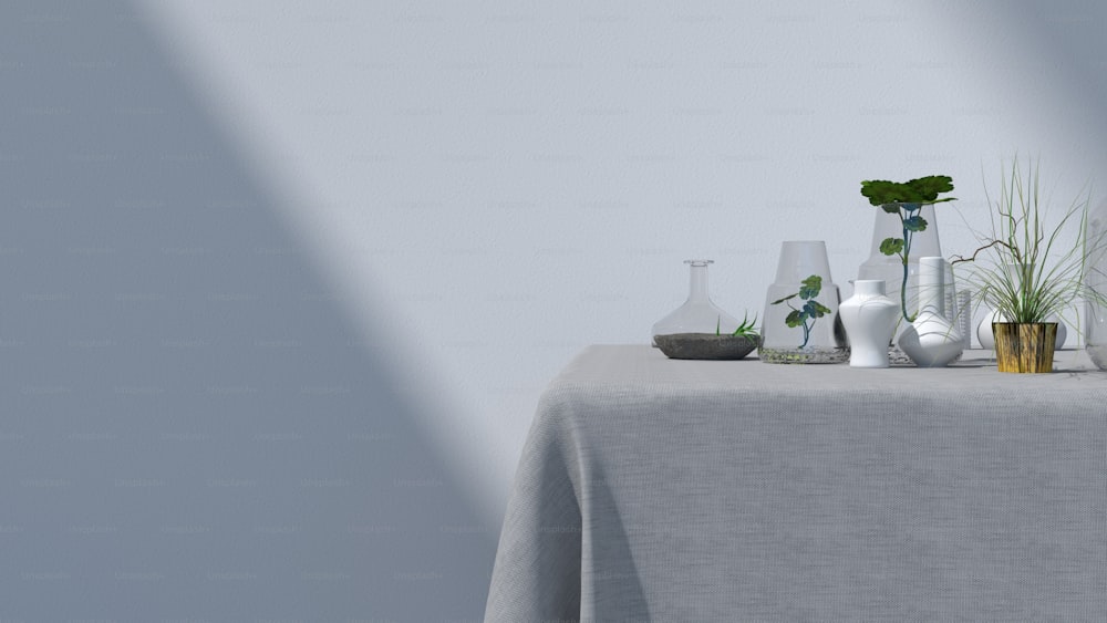 ein Tisch mit Vasen, die mit Pflanzen gefüllt sind