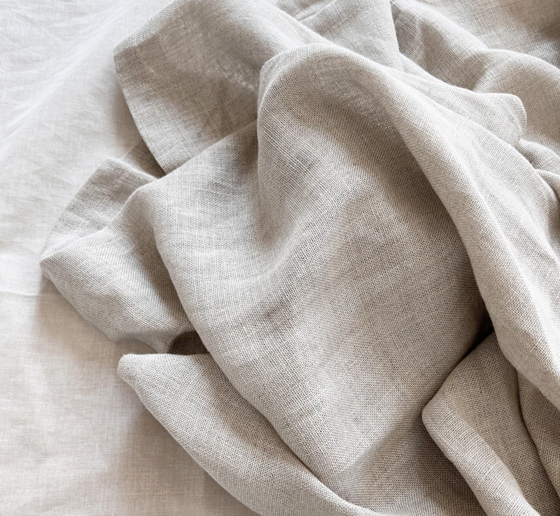 Materialitas Ruang Tidur: Kombinasi Tekstil Linen Alami & Furnitur Kayu Solid