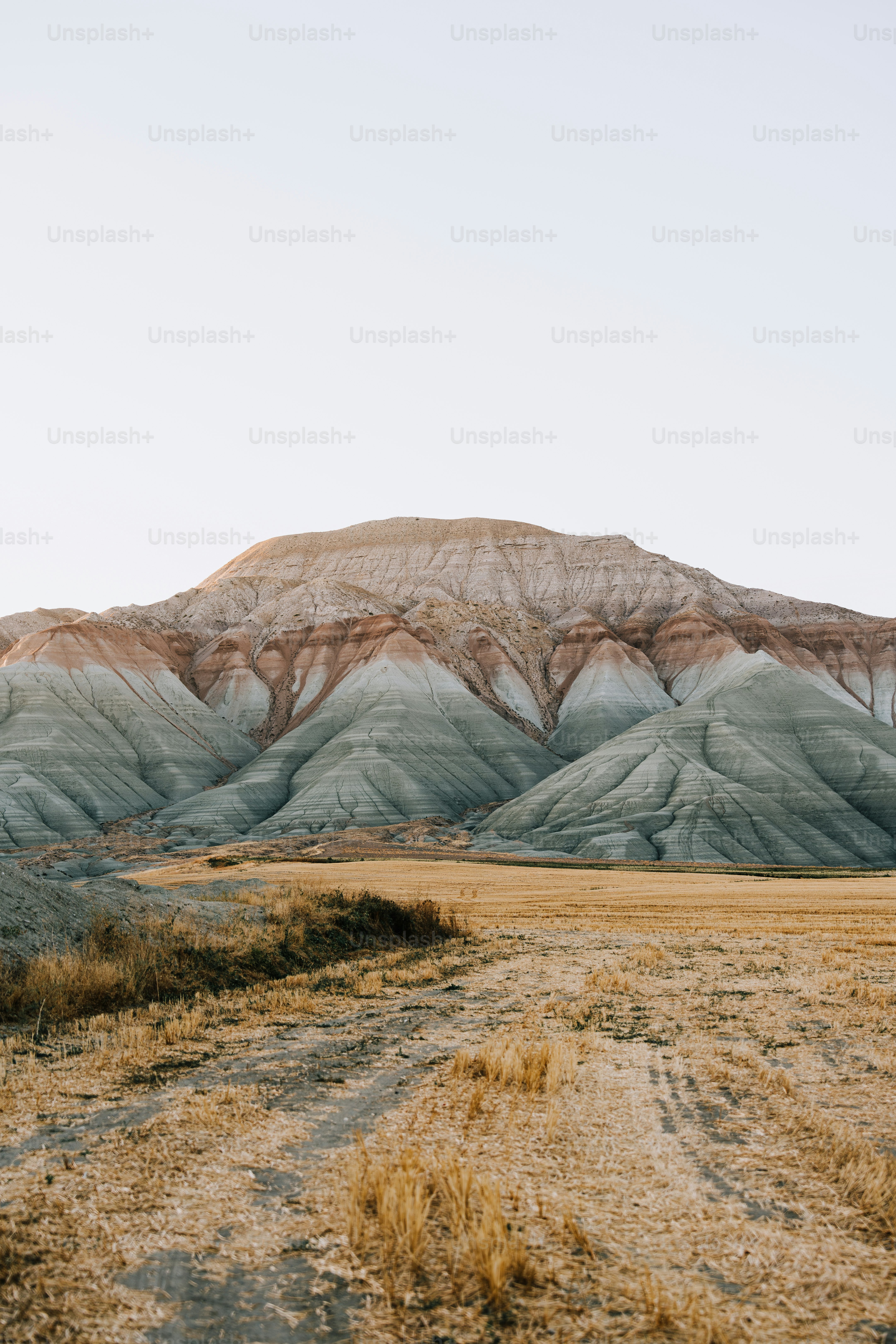 eine unbefestigte Straße mit einem Berg im Hintergrund