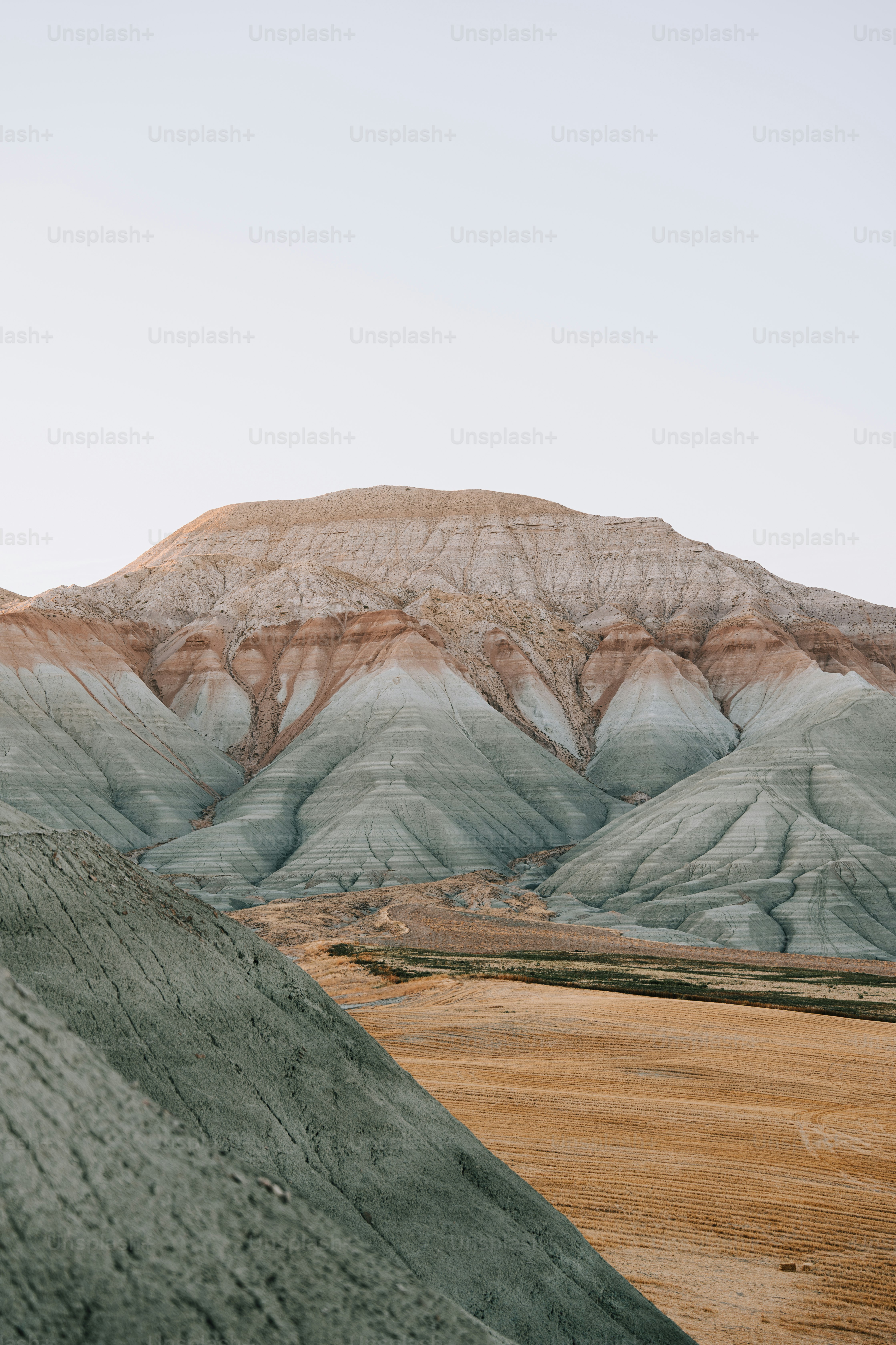 Blick auf eine Bergkette von der Spitze eines Hügels
