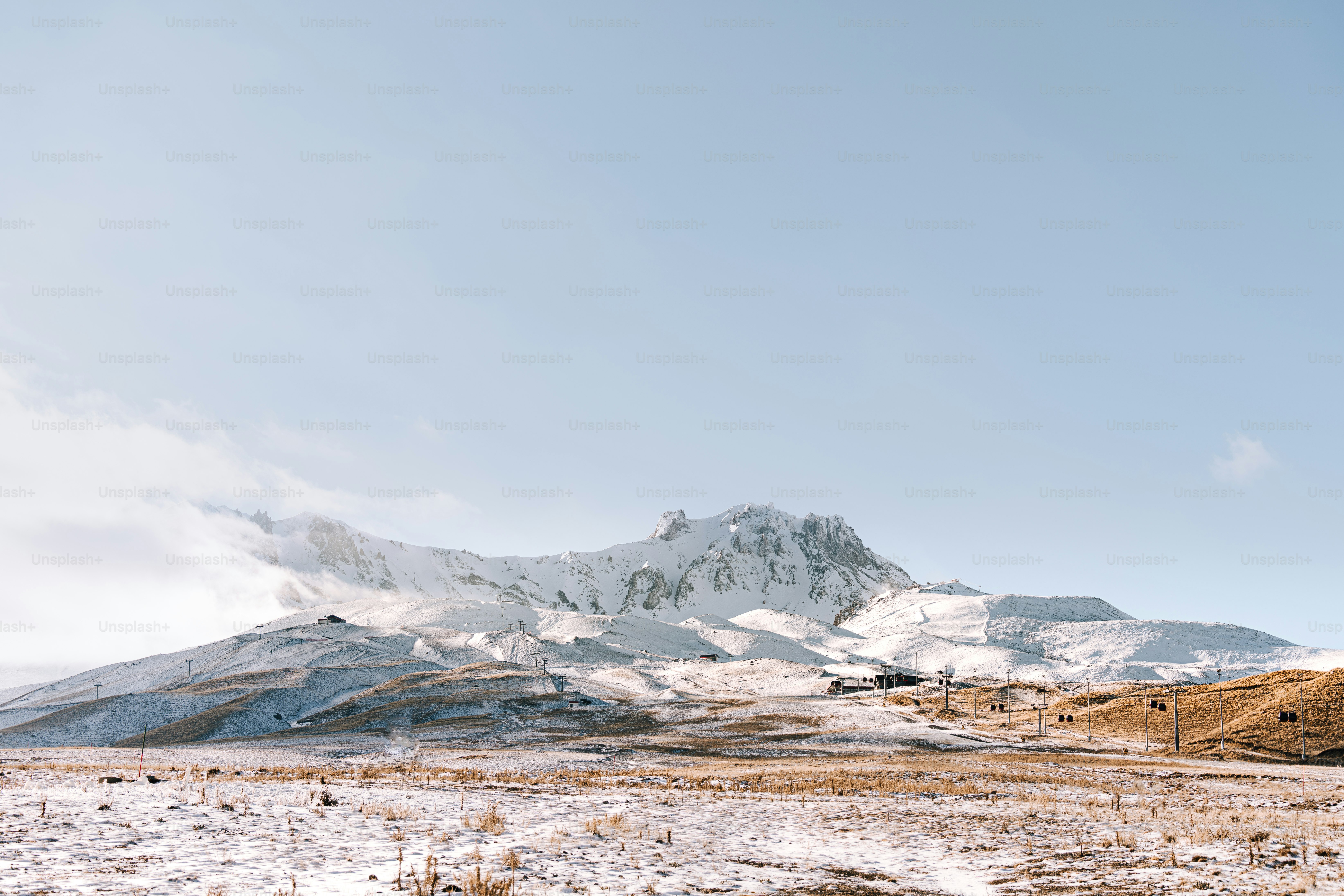 eine schneebedeckte Bergkette mit einem Himmelshintergrund