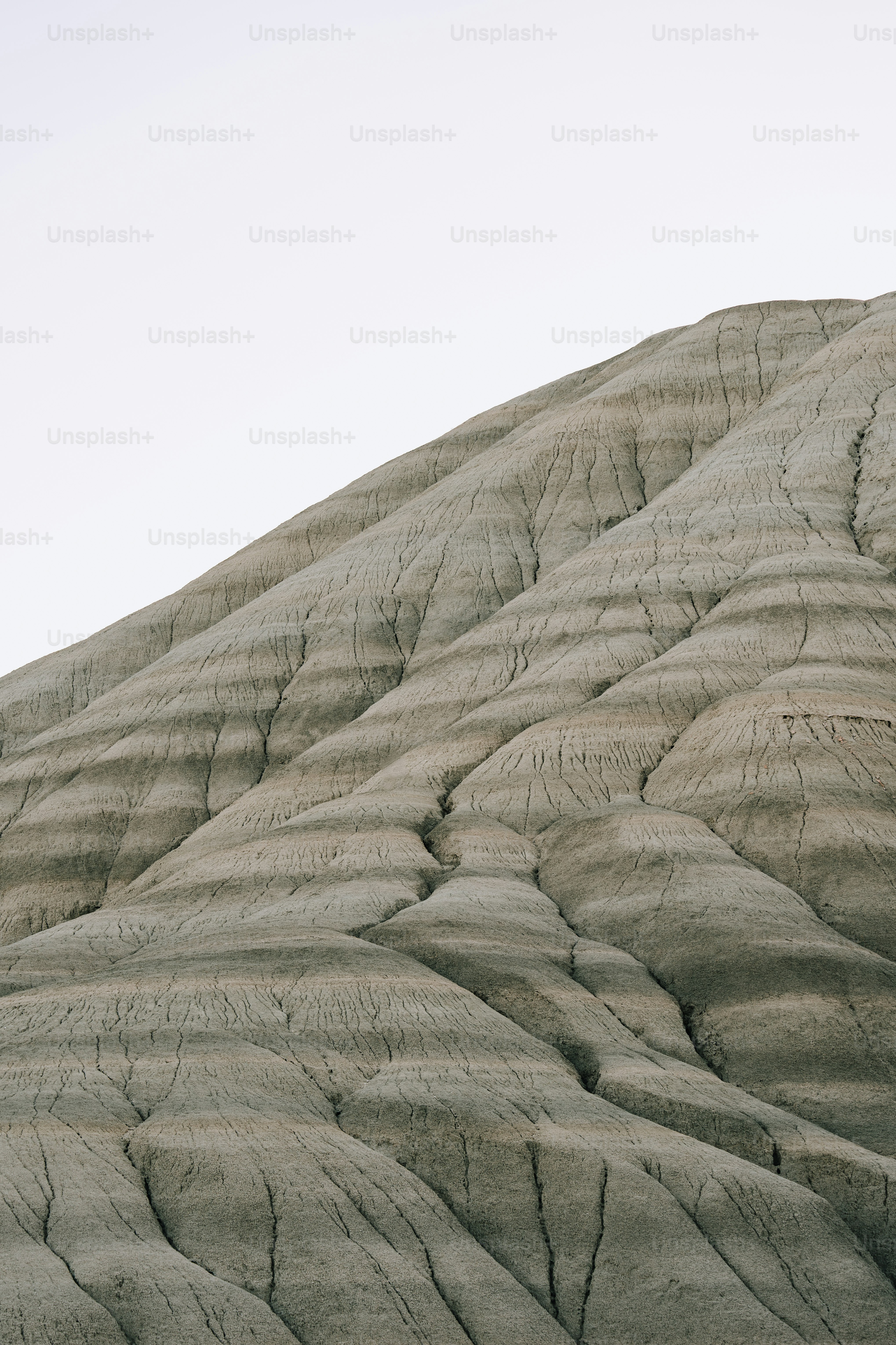 ein Mann, der auf einem Pferd einen Hügel hinunter reitet