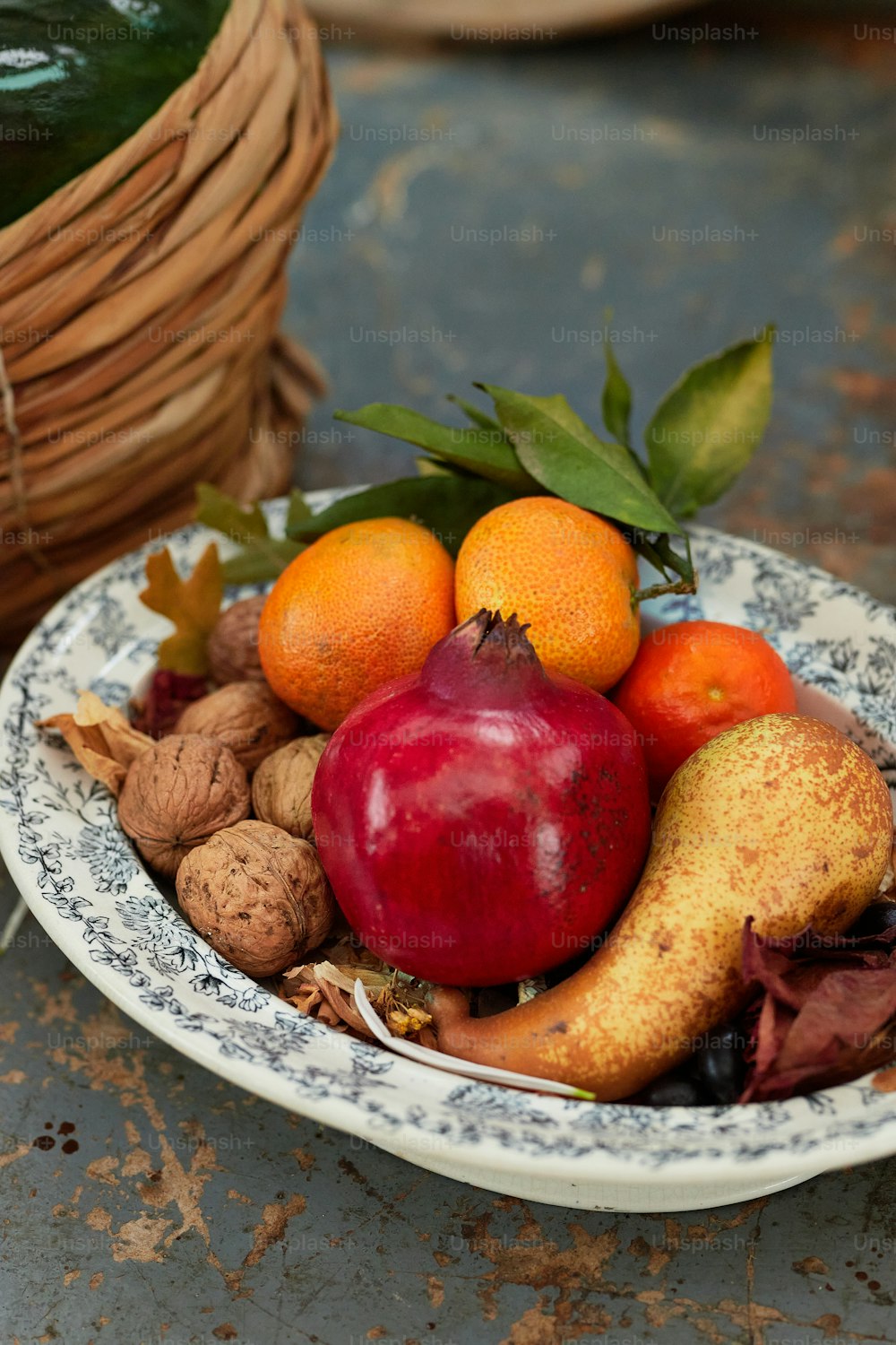 ein Teller mit Obst und Nüssen auf einem Tisch