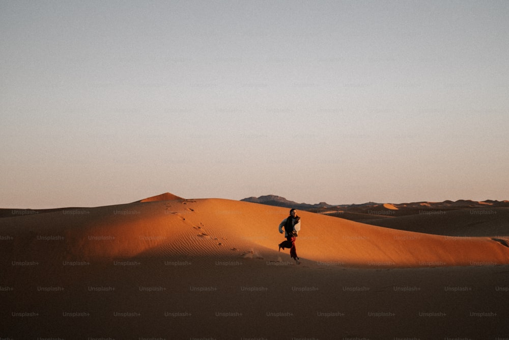 砂漠の真ん中に立つ人