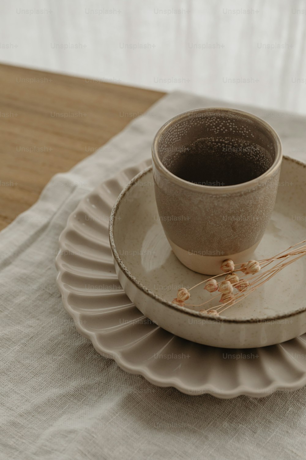 uma xícara de café sentada em cima de um pires