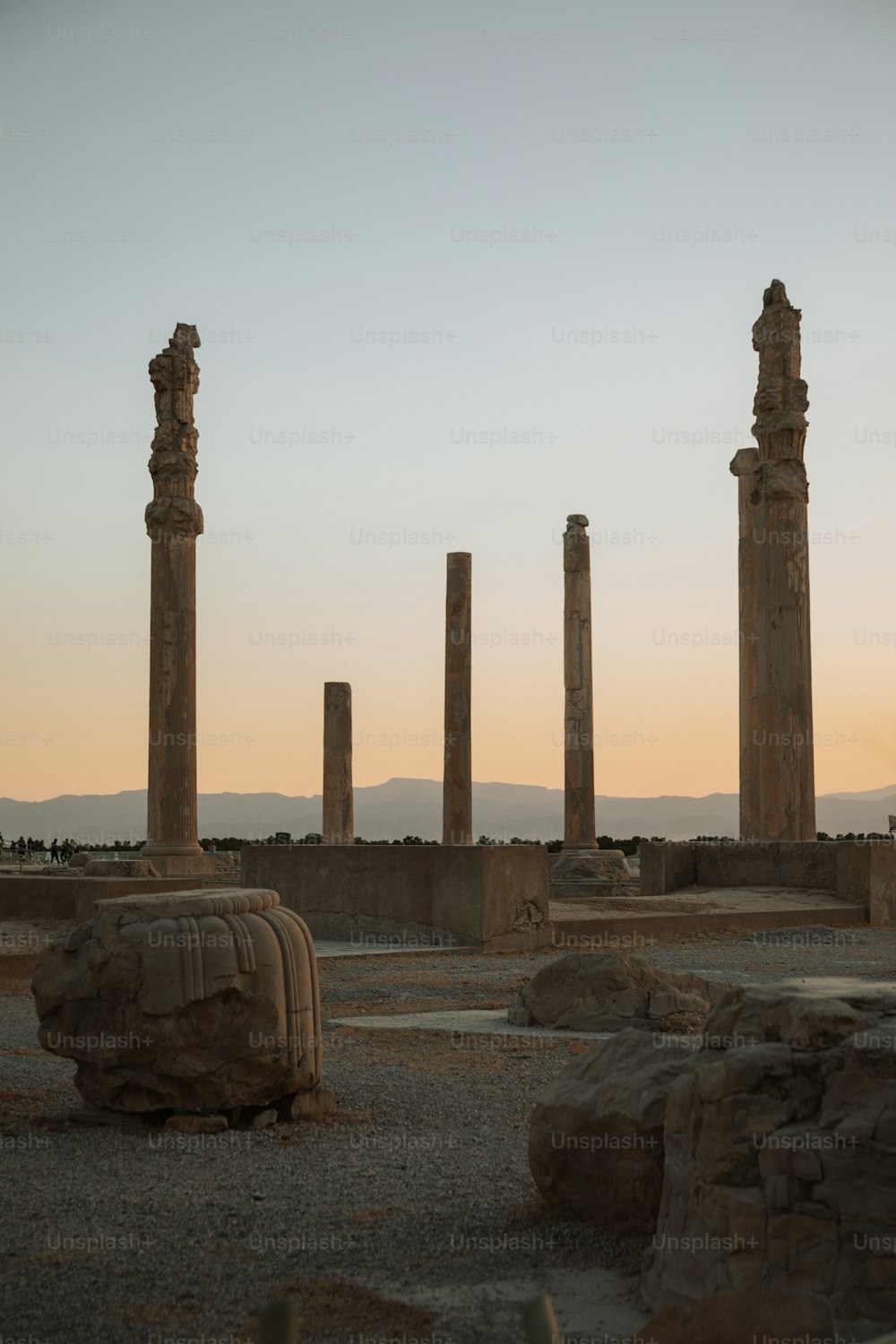 un gruppo di pilastri di pietra seduti nel mezzo di un deserto