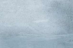 雪に覆われた斜面をスノーボードで駆け下りる男性