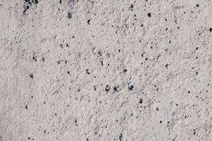 Un primer plano de una superficie de cemento con puntos negros