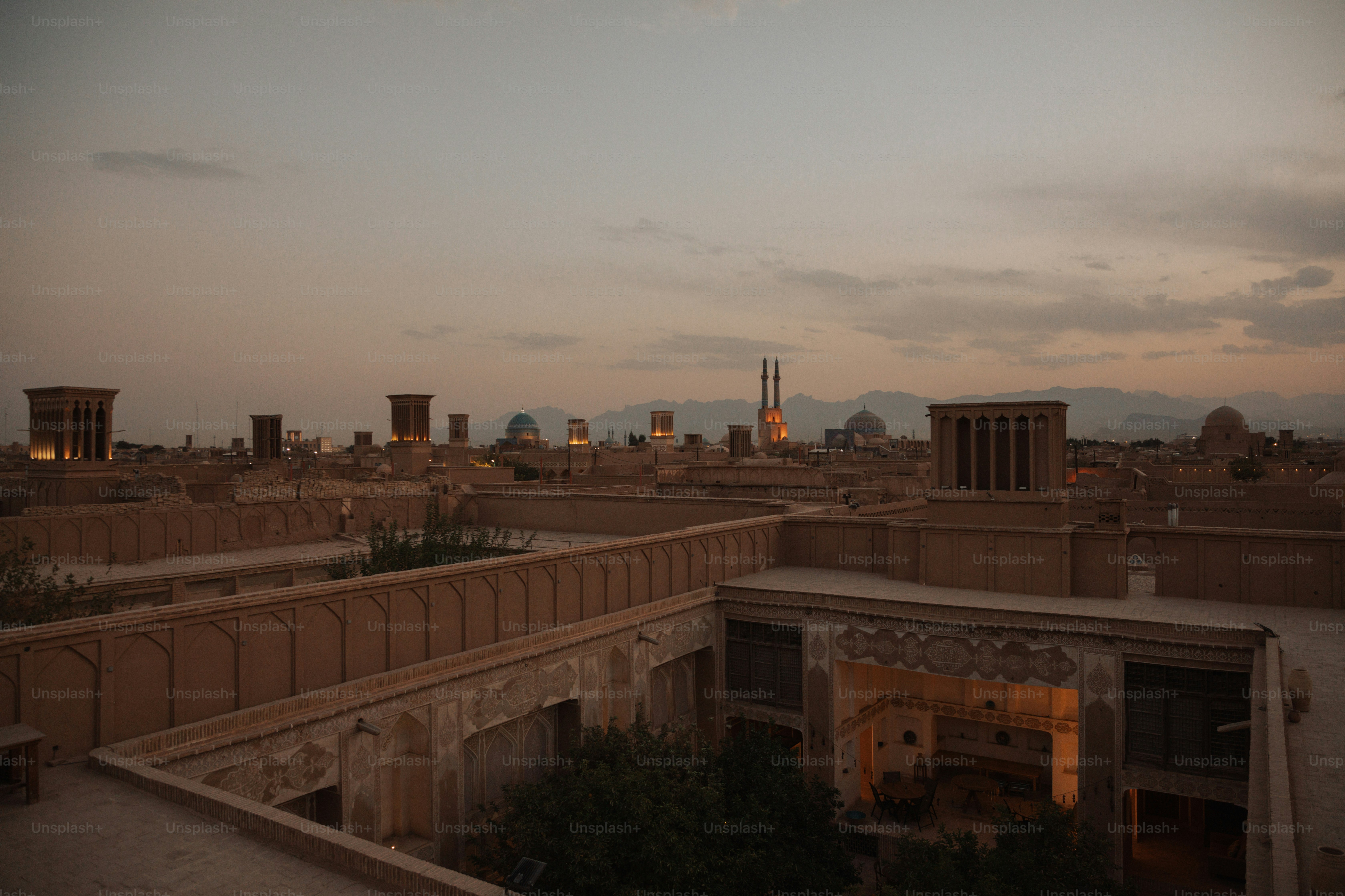 Una vista de una ciudad desde la azotea de un edificio