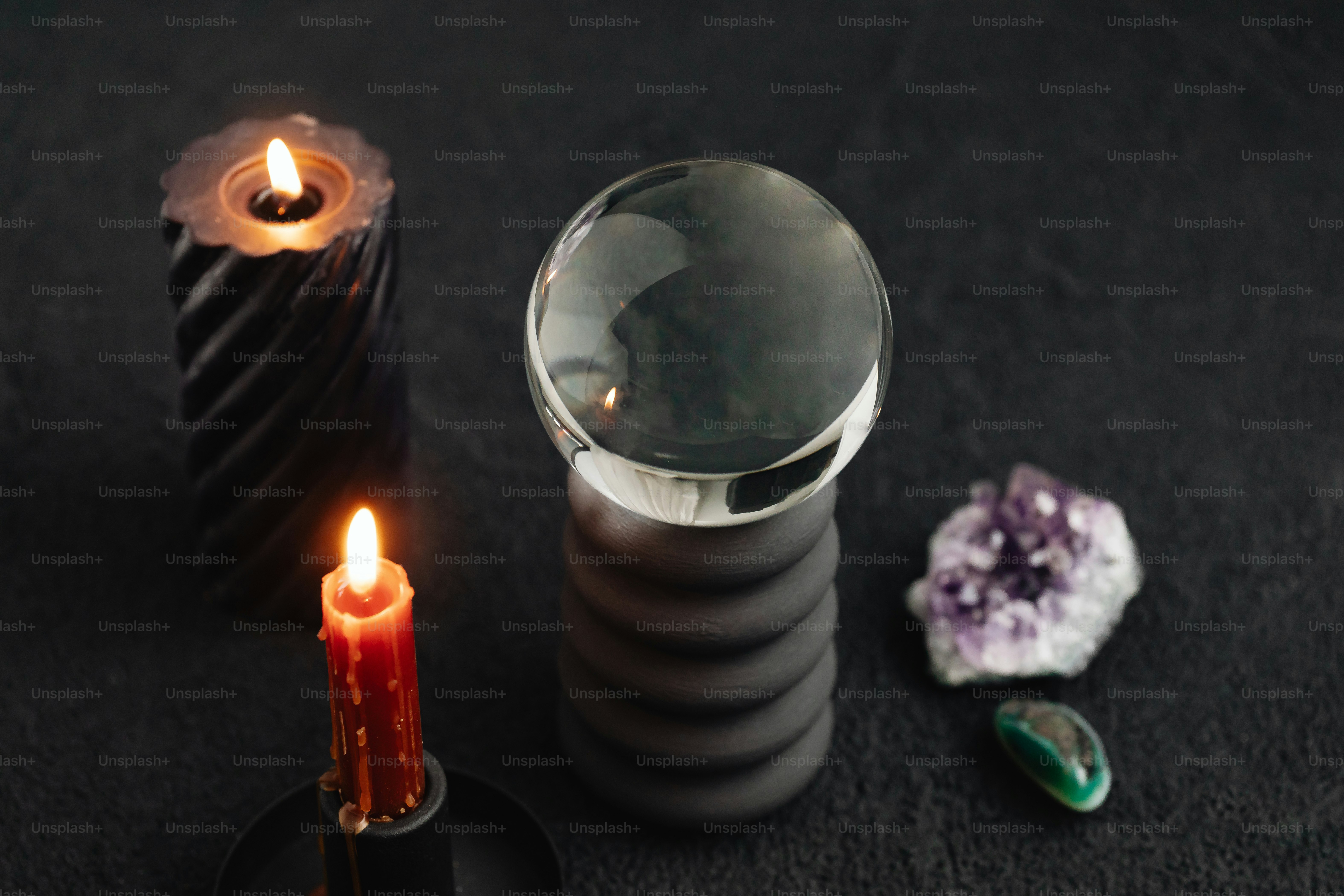 quelques bougies posées sur une table