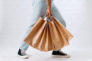 une personne tenant un sac en papier brun