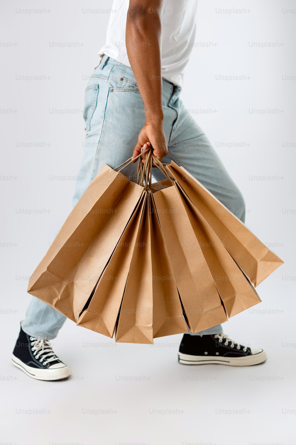 Un hombre sosteniendo una bolsa de papel marrón en sus manos